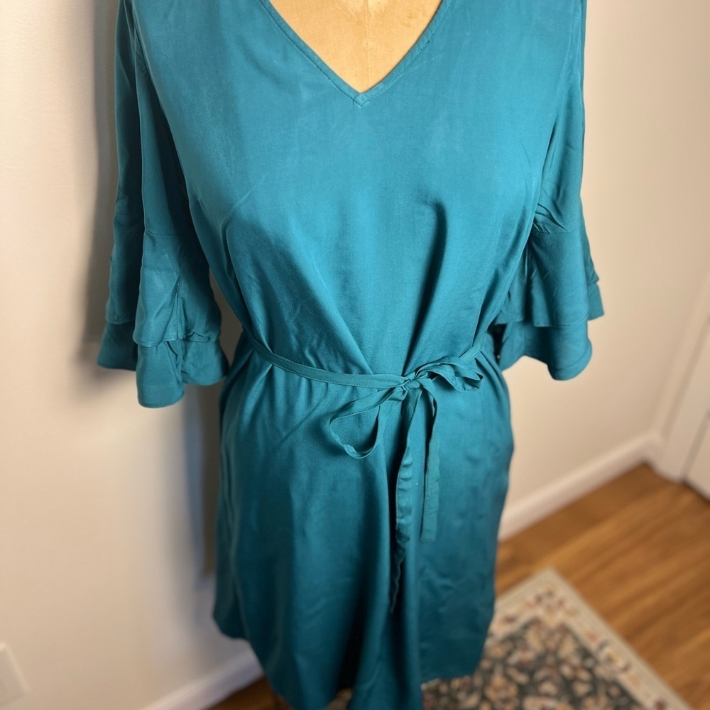 Old Navy Teal
Women’s ruffle short sleeve dress with tie small